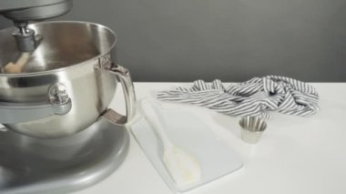 Tarçınlı rulo pişirmek için mutfak malzemelerini karıştırıyorum..