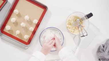 Düz yatıyordu. Hindistan cevizli kurabiye pişirmek için kurabiye hamurunu kabartmak..