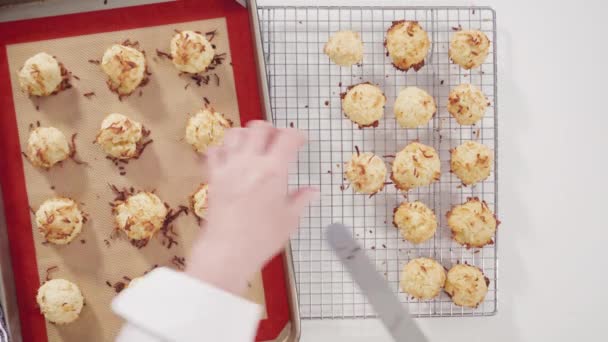 Leżeć Płasko Chłodzenie Świeżo Upieczonych Ciasteczek Kokosowych Stojaku Kuchennym — Wideo stockowe