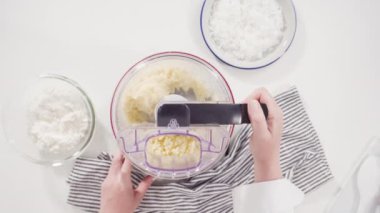 Düz yatıyordu. Ev yapımı hindistan cevizi kurabiyeleri hazırlamak için gıda işlemcisinde malzemeler karıştırılıyor..