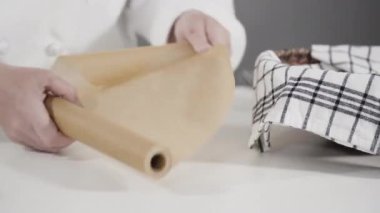 Zaman aşımı. Ev yapımı mayalı buğday ekmeğini dökme demir Hollanda fırınında pişirmek.