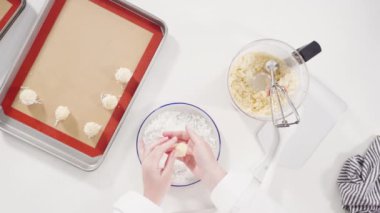 Zaman aşımı. Düz yatıyordu. Hindistan cevizli kurabiye pişirmek için kurabiye hamurunu kabartmak..