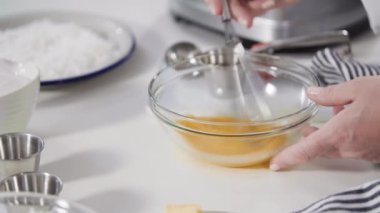 Ev yapımı hindistan cevizi kurabiyelerini hazırlamak için mutfak tezgahının üzerindeki malzemeler..