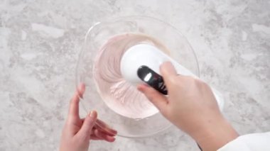 Zaman aşımı. Düz yatıyordu. Vanilyalı kremanın içine pembe gıda boyası karıştırarak funfettti desenli pastayı süslemek için..