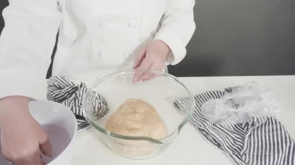 Zaman Aşımı Tarçınlı Rulo Pişirmek Için Elle Hamur Örüyorum — Stok video