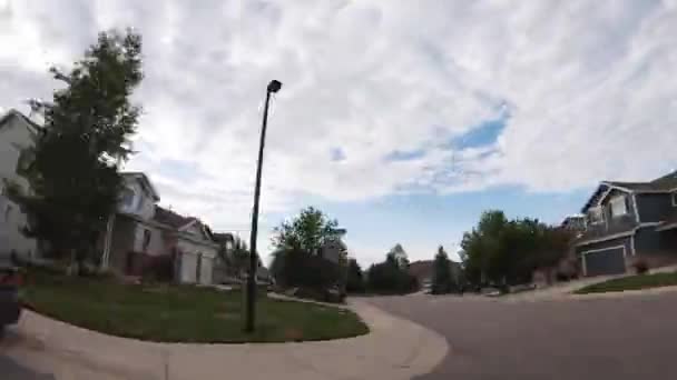 コロラド州デンバー 2020年7月19日 時間の経過 夏の朝に典型的な郊外の近所の眺め — ストック動画