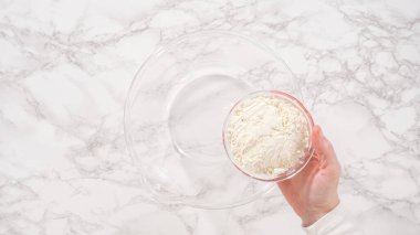 Düz yatıyordu. Adım adım. Çikolatalı kek pişirmek için bardaktaki malzemeleri karıştırıyorum..