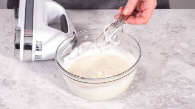 Adım adım. Krem peynirli krema hazırlamak için karıştırma kabındaki malzemeleri karıştırıyorum..