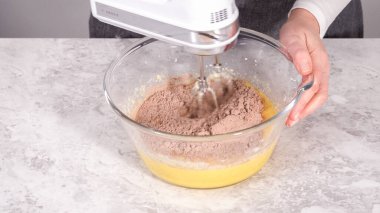 Adım adım. Kırmızı kadife kek hazırlamak için karıştırma kabındaki malzemeleri karıştırıyorum..