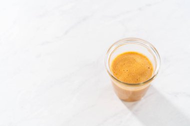 Karamelli kek için mutfak tezgahındaki cam kavanozda.