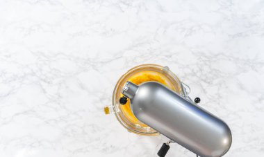 Düz yatıyordu. Limon jöleli limonlu kurabiye. Limon dilimleri ve limon jöleli kurabiyeler pişirmek için mutfak mikserinde malzemeler karıştırılıyor..