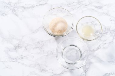 Limonlu kek pişirmek için bardaktaki karışımlar..