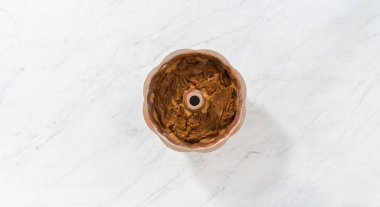 Düz yatıyordu. Zencefilli kek pişirmek için kek tereyağlı metal demet kek tepsisi ve karamel dolgulu kek..