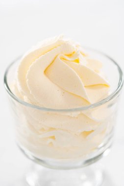 Sınıfın dondurmasında ev yapımı krem şanti..