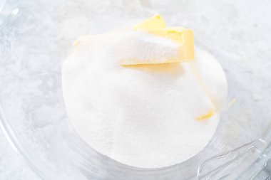 Manzarayı kapat. Fünyeli kek pişirmek için karıştırma kabındaki malzemeleri karıştırıyorum..