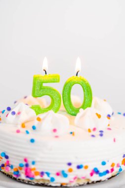 Beyaz bir pasta tabağında 50. yaş günü pastası..