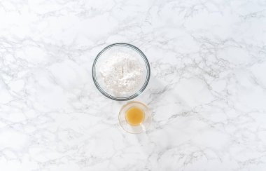 Düz yatıyordu. Limon jöleli. v