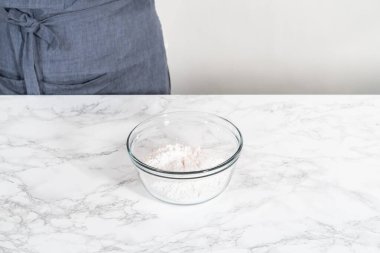 Limon jöleli. Limon jölesi yapmak için malzemeleri cam bir kapta çırpma kabıyla karıştırıyorum..