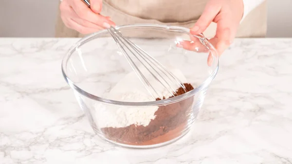 Steg För Steg Blanda Ingredienser Glasskål För Att Baka Chokladmuffins — Stockfoto