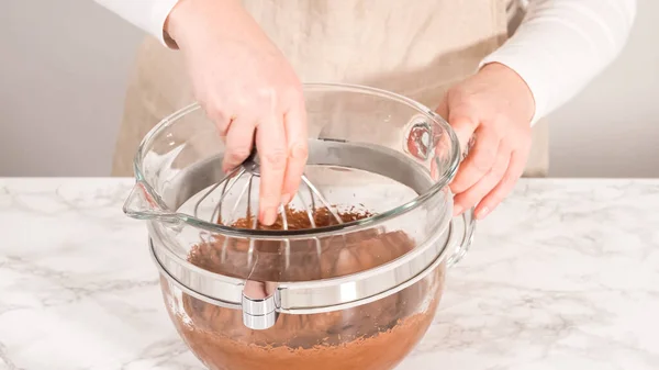 차근차근 믹서로 초콜릿 육감을 튀기는 — 스톡 사진