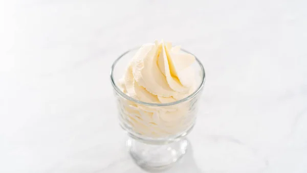 自制的奶油在一个班级的冰淇淋碗里 — 图库照片