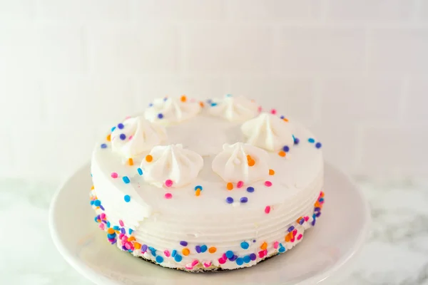 白色的小生日蛋糕 上面撒满了芬菲蒂 — 图库照片