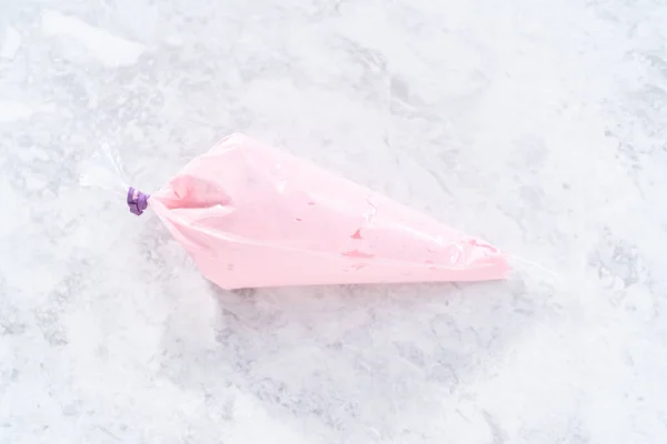 Rosafarbener Vanille Buttercreme Zuckerguss Einem Spritzbeutel — Stockfoto