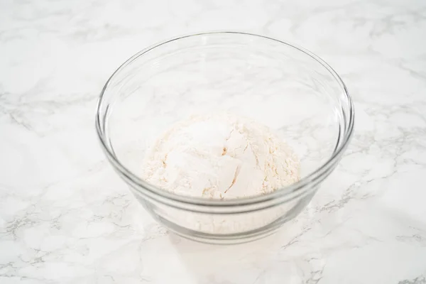Misturando Ingredientes Uma Tigela Mistura Vidro Grande Para Assar Muffins — Fotografia de Stock