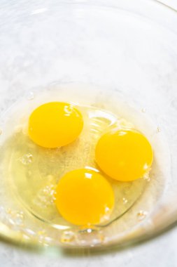 Fünyeli kek pişirmek için karıştırma kabındaki malzemeleri karıştırıyorum..