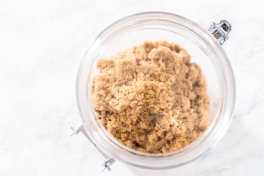 Açık kahverengi şeker mermer tezgahın üstünde.