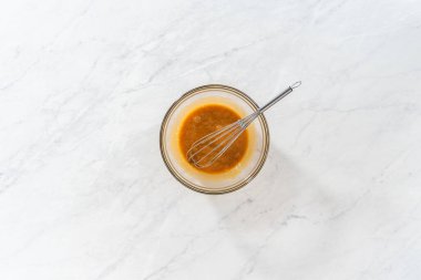 Düz yatıyordu. Kek için karamel doldurmak için malzemeleri küçük bir karıştırma kabında karıştırıyorum..