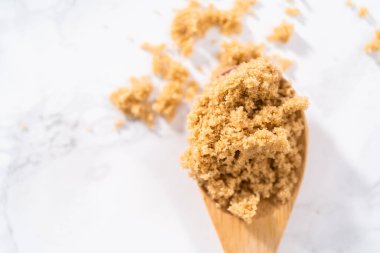 Açık kahverengi şeker mermer tezgahın üstünde.