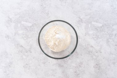 Düz yatıyordu. 4 Temmuz pastasını çikolatalı yıldızlarla karıştırmak için cam bir kasenin içindekileri karıştırıyorum..