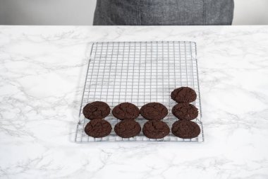 Mutfak tezgahında taze pişmiş çikolatalı kurabiyeler serinliyor..