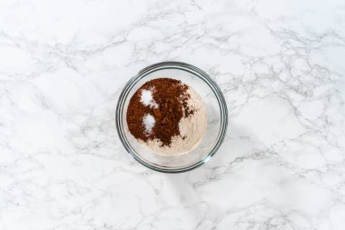 Düz yatıyordu. Nane şekerli çikolatalı kurabiyeler pişirmek için büyük bir bardakta karıştırma malzemesi..