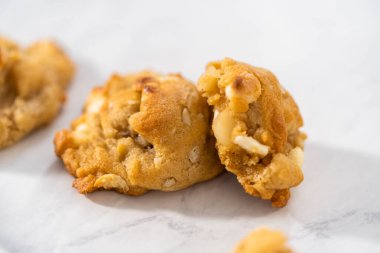 Taze pişmiş beyaz çikolatalı macadamia fındığı mutfakta..