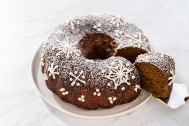 Karamelli zencefilli kek dilimleme, krema kreması ve toz şeker..