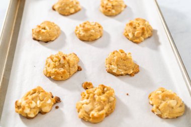 Mutfak tezgahında taze pişmiş beyaz çikolata fındığı..