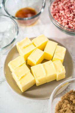 Naneli beyaz çikolatalı kurabiyeler hazırlamak için cam karıştırma kabında ölçülmüş malzemeler..