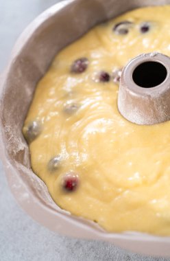 Pasta hamuru kek tepsisi pişirmeye hazır..