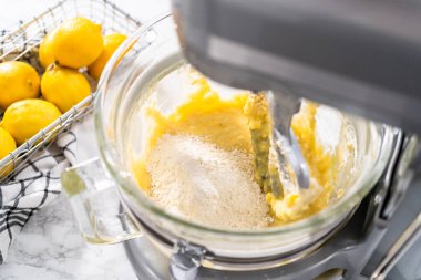 Limonlu kek için hamura malzemeleri karıştırıyorum..