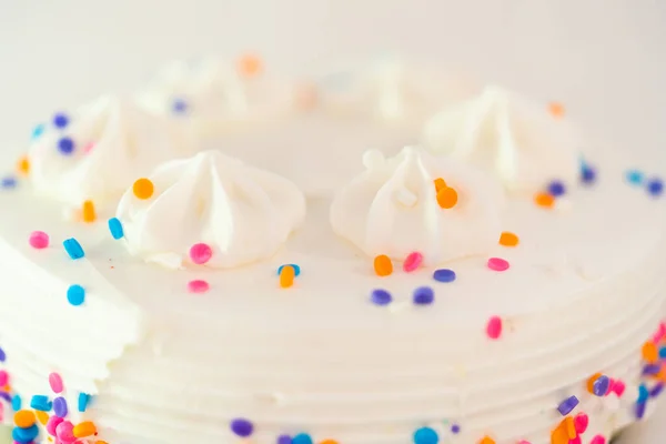 白いケーキプレート上にFunettiスプリンクル付き白い小さな誕生日ケーキ — ストック写真