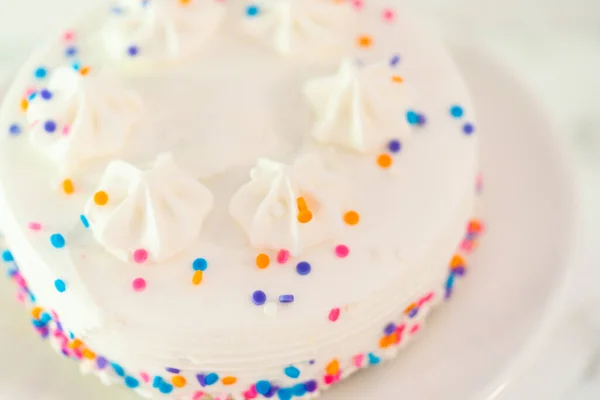 Beyaz Kek Tabağına Funfetti Serpiştirilmiş Küçük Beyaz Doğum Günü Pastası — Stok fotoğraf
