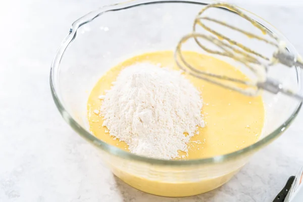 Lukk Øynene Blanding Ingredienser Blandeskål Glass Bake Funfettti Bundt Cake – stockfoto