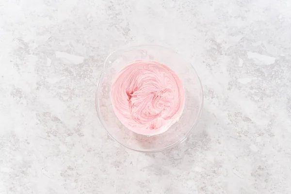 Acostado Mezclar Coloración Alimentos Rosados Glaseado Crema Mantequilla Vainilla Para —  Fotos de Stock