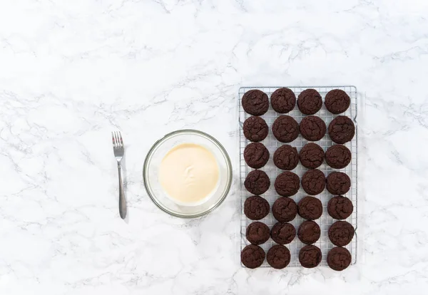 Ett Platt Ligg Doppa Chokladkakor Smält Vit Choklad För Att — Stockfoto