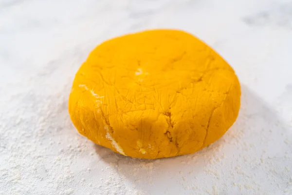 Cytrynowe Ciasteczka Cytrynową Polewą Ciasto Ciasteczko Toczne Regulowanym Wałkiem Wycinanie — Zdjęcie stockowe