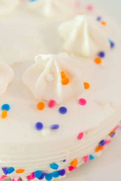 Білий Маленький Торт День Народження Кумедними Зморшками Білій Тортній Тарілці — стокове фото