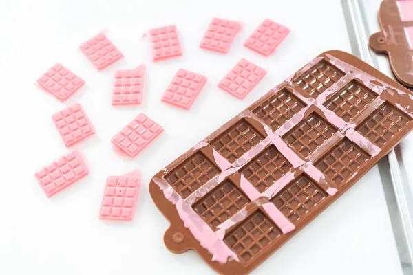 从硅胶巧克力模具中取出迷你粉红巧克力 — 图库照片