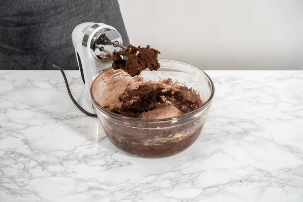 페퍼민트 화이트 초콜릿 쿠키를 커다란 유리그릇에 재료를 혼합하는 — 스톡 사진